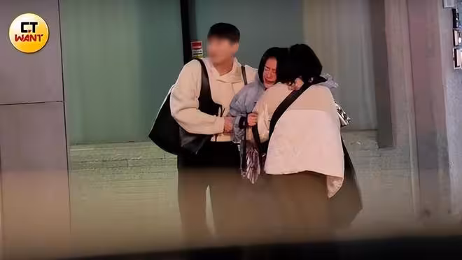 小S收工後「情緒徹底潰堤」!黑范家門口大哭…靠2助理攙扶全被拍