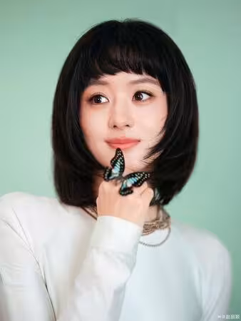 趙麗穎一刀剪了!罕見「及眉齊瀏海」新髮型全被拍 震撼2.3萬人