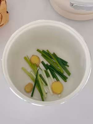 電飯煲版蔥油燜雞，年夜飯家常菜，無水無油爽嫩多汁，15分鐘上桌簡單快手菜