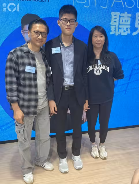 TVB前男星帶18歲自閉症兒子亮相，自彈自唱驚艷全場！分享經歷時一度哽咽！