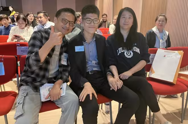 TVB前男星帶18歲自閉症兒子亮相，自彈自唱驚艷全場！分享經歷時一度哽咽！