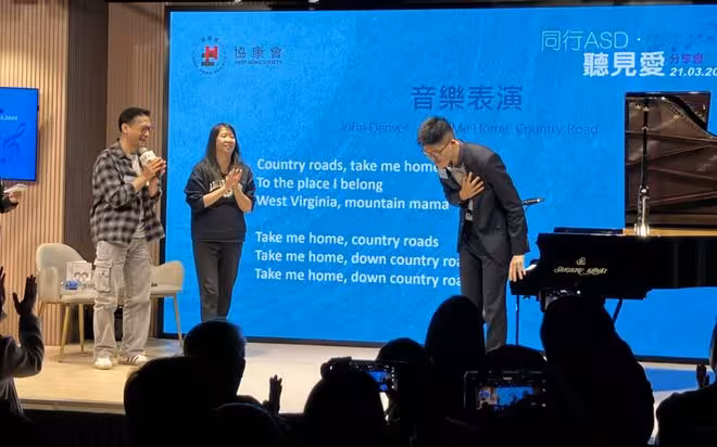 TVB前男星帶18歲自閉症兒子亮相，自彈自唱驚艷全場！分享經歷時一度哽咽！