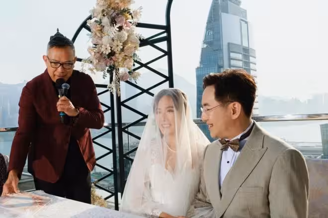 恭喜！TVB東張女神大曬婚照榮升人妻！去年與中年男被拍，2小時熱吻超20次！