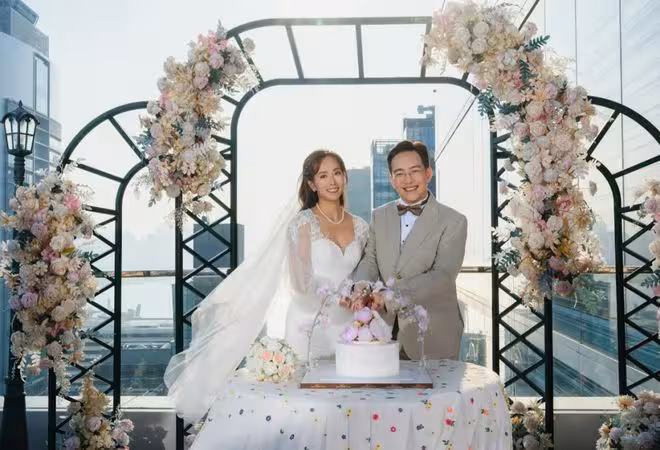 恭喜！TVB東張女神大曬婚照榮升人妻！去年與中年男被拍，2小時熱吻超20次！