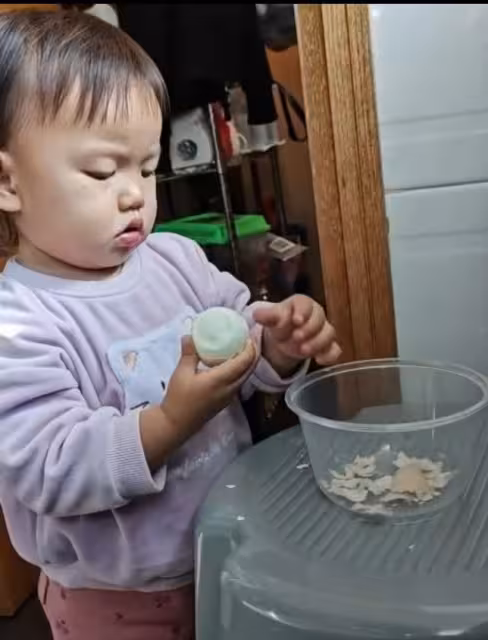 TVB男星洪永城給小女兒慶2歲生日!搞笑一幕曝光!想親吻女兒卻被嫌棄!