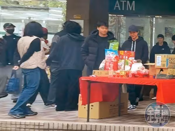 閃兵自首神隱4月！薛仕凌消瘦現身公司團拜　活動全面封鎖現況曝