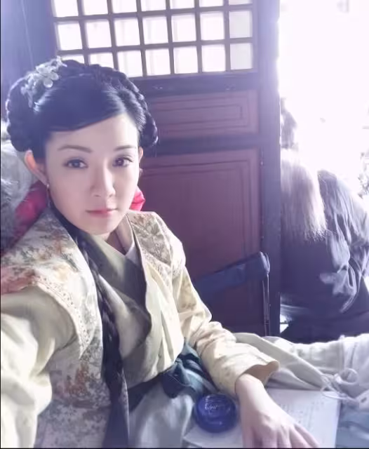 TVB小花爆悄悄離巢近一年！曾被某前輩斥「你根本不會演戲」！將近40歲仍在跑龍套