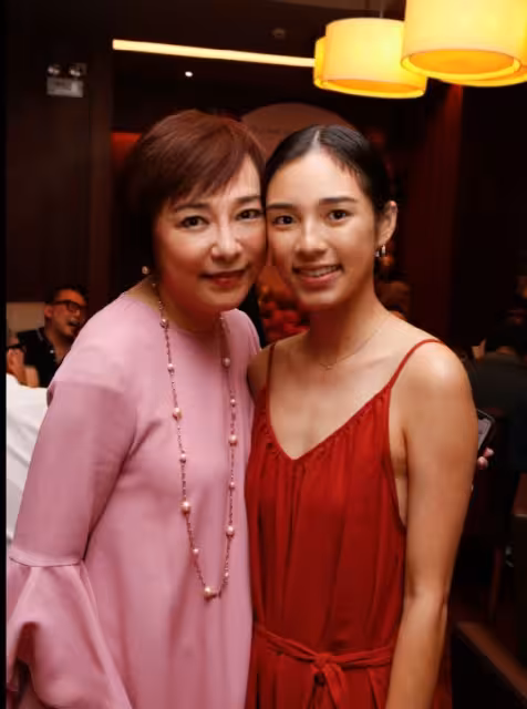 「張國榮熒幕女友」誤當小三生下女兒！母女合照曝光！女兒身材高挑當了模特