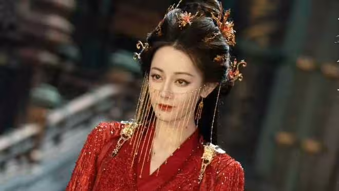 古偶劇《白日提燈》開播，迪麗熱巴陳飛宇主演，兩大看點值得期待