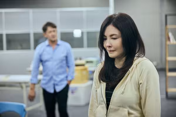重溫結婚誓言「每次背都淚崩」　何如芸舞台劇揭密30年婚內失戀！