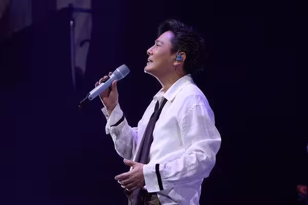 張信哲突放閃「最愛的女人」! 超甜合體比愛心全場炸了