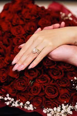 日本兩大爭議網紅閃婚!「多年好友變夫妻」婚紗照曬超大鑽戒閃瞎