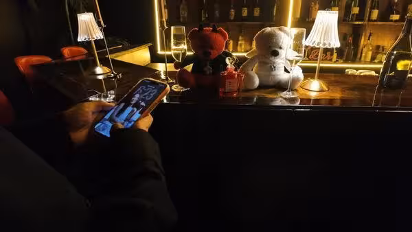 李遐怡是他手機封面！Dok2認愛再放閃光彈「撒嬌緊擁女友」畫面曝