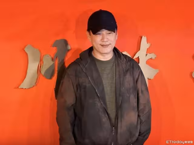 51歲王耀慶久違返台！素顏露面拍片「自砍酬勞」發聲：便宜又好用
