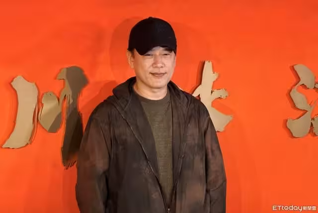 51歲王耀慶久違返台！素顏露面拍片「自砍酬勞」發聲：便宜又好用