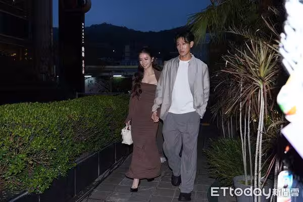 宋芸樺穩交6年首度公開放閃！　「緊牽高帥男友」現身禾浩辰婚禮