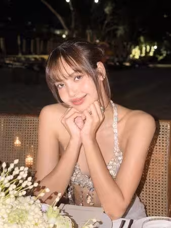 2開頭最後一年!Lisa豪華海邊生日趴 「全員假面逗趣合照」超歡樂