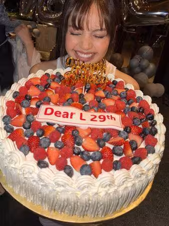 2開頭最後一年!Lisa豪華海邊生日趴 「全員假面逗趣合照」超歡樂