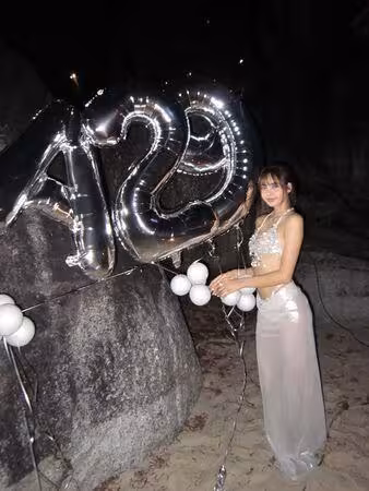2開頭最後一年!Lisa豪華海邊生日趴 「全員假面逗趣合照」超歡樂