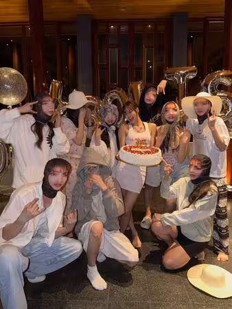 2開頭最後一年!Lisa豪華海邊生日趴 「全員假面逗趣合照」超歡樂