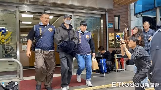 王子邱勝翊警詢結束「移送新北地檢署」!不回應媒體提問快步上車