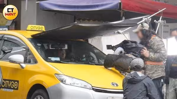 王柏傑吊照演小黃運將!劇組出奇招「車頂代駕」 遙控真車畫面曝光
