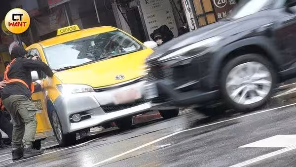 王柏傑吊照演小黃運將!劇組出奇招「車頂代駕」 遙控真車畫面曝光