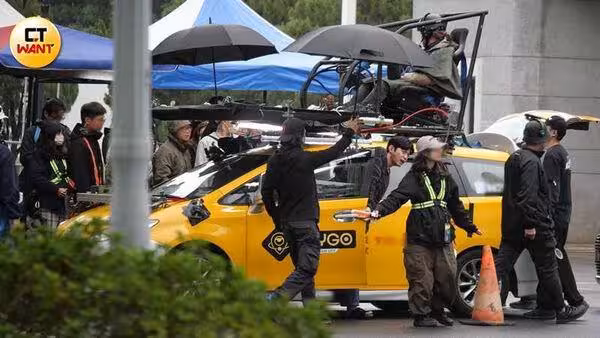 王柏傑吊照演小黃運將！劇組出奇招「車頂代駕」　遙控真車畫面曝光