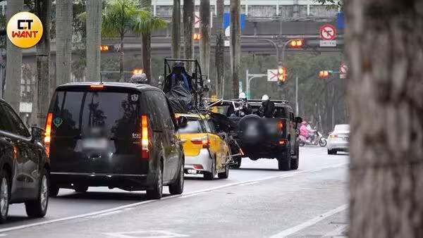 王柏傑吊照演小黃運將！劇組出奇招「車頂代駕」　遙控真車畫面曝光