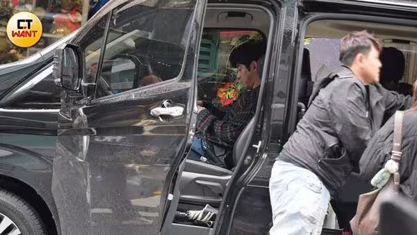 王柏傑吊照演小黃運將！劇組出奇招「車頂代駕」　遙控真車畫面曝光