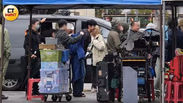 王柏傑吊照演小黃運將！劇組出奇招「車頂代駕」　遙控真車畫面曝光