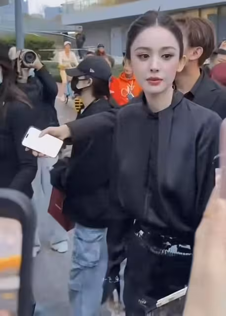 笑死，這跟沒穿有什麼區別？曾經的頂流也要絞盡腦汁博資源了嗎？