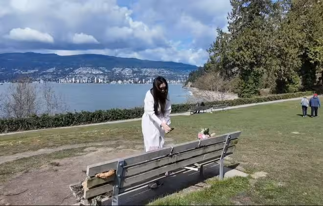 張國榮逝世23周年!王祖賢現身紀念長椅緬懷!曬珍貴合照:記憶在心中