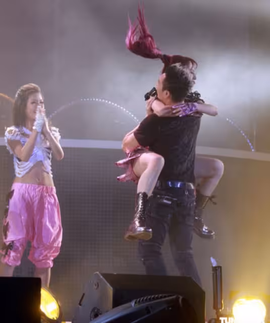 香港知名女星做怪夢！稱喉嚨好苦好苦！老公留言後秒變「少兒不宜」話題！