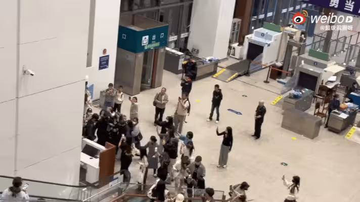 張凌赫被私生及代拍惡意圍拍，工作室發布聲明嚴正抵制