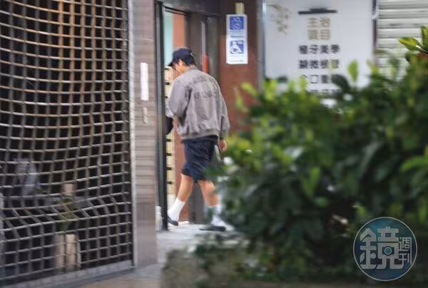 曾敬驊秘戀美妝網紅「家中約會」　直擊一前一後進家門低調愛