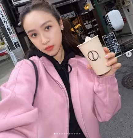Sandy罕見「剪齊眉短瀏海」變好多!中空現身…千人驚艷:好像偶像歌手