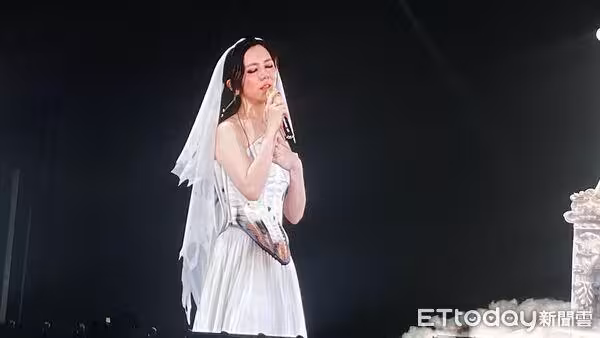 直擊/鄧紫棋披婚紗崩潰大哭! 激動噴淚「妝都花了」吐脆弱心聲