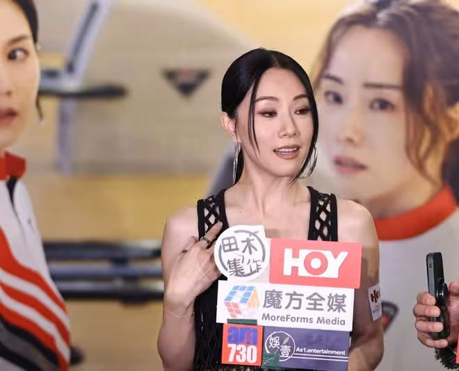 方力申登台與 「高仿鄧麗欣」 合唱！鄧麗欣回應：我媽說女兒更漂亮