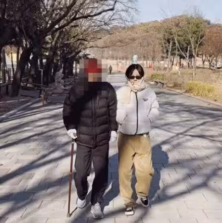 以女兒為榮!李孝利父親重病3年去世⋯ 她催淚回:爸爸沒忘記我
