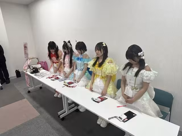日偶像女團辦活動「0人到場」！　5成員低頭畫面瘋傳