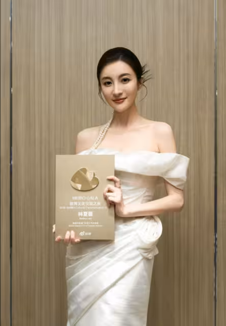 恭喜!黃宗澤獲頒實力演員!鍾嘉欣主動跑過去拍合照!網友齊呼回憶殺!