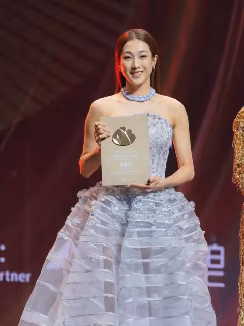 恭喜!黃宗澤獲頒實力演員!鍾嘉欣主動跑過去拍合照!網友齊呼回憶殺!