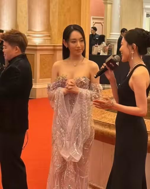 TVB前小花離巢後徹底放開!低胸透視裙大曬好身材!網友直呼:原來這麼有料