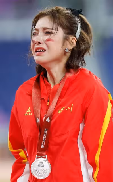 跨欄女神吳艷妮:三次全運會與冠軍失之交臂,領獎台上崩潰大哭