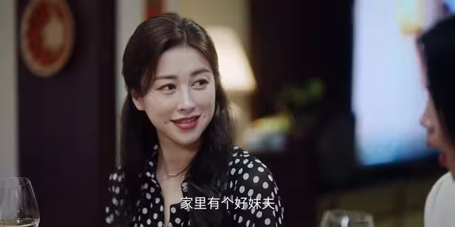 鍾漢良朱珠新劇《蜜語紀》開播，又名《霸總愛上離婚當保潔得我》