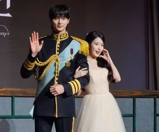 IU《21世紀》吻邊佑錫「兩人都濕了」鼻印全留臉上