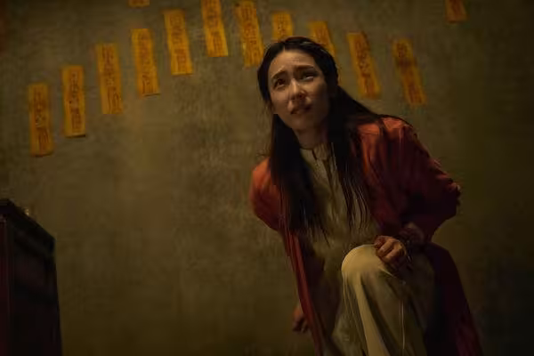 曹佑寧化身乩身!差3歲演母子「甜喊宇宙阿母」笑翻 《祭弒》百年城隍廟取景
