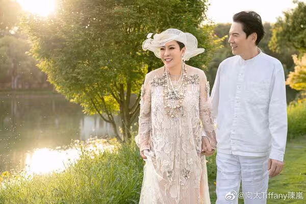 向華強自爆「分房向太10多年」 揭熟齡婚姻秘訣:不夠老不懂