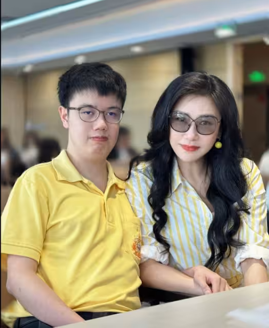 TVB前女星帶養子出席公益活動！內地收養時患先天性心臟病！如今22歲精神飽滿！